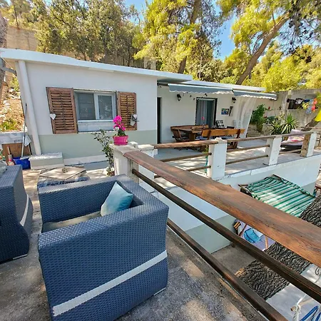 Robinson House Destina בוגומוליה
