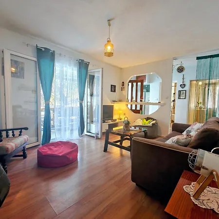Robinson House Destina בוגומוליה