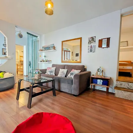 Robinson House Destina בית נופש בוגומוליה