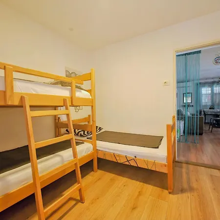 Robinson House Destina בית נופש בוגומוליה